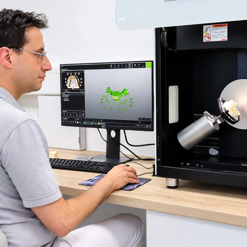 Ein Mann sitzt am Computer und arbeitet mit modernster Technik