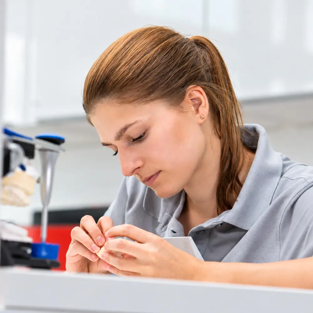 Eine Frau arbeitet konzentriert im Labor