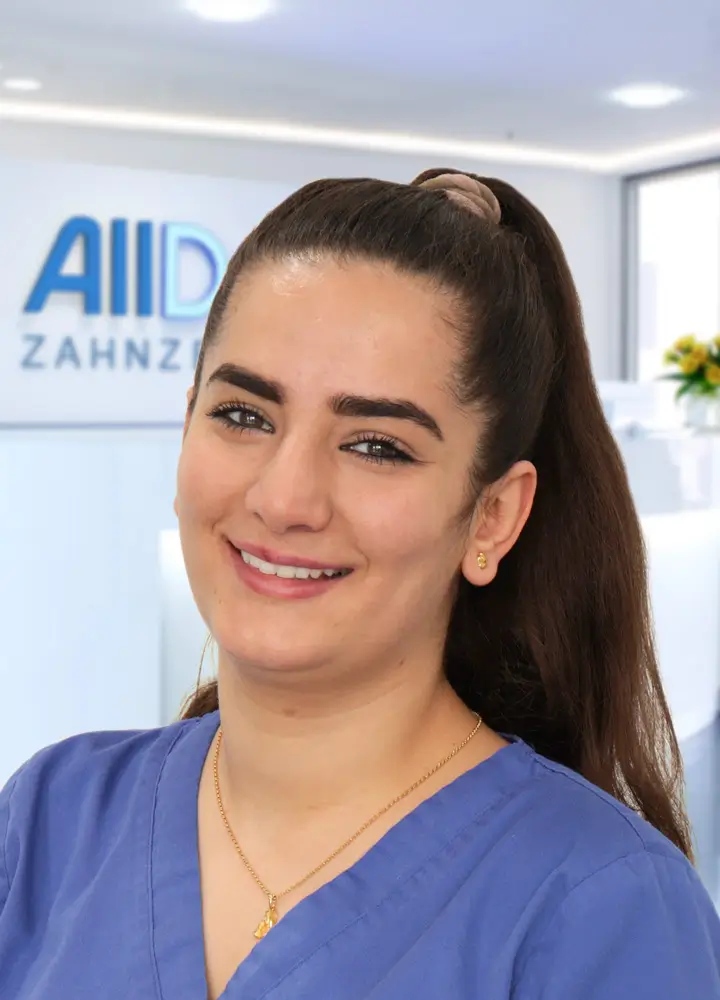 Portrait zahnmedizinische Prophylaxeassistenz Faibeanah (AllDent München Hauptbahnhof)