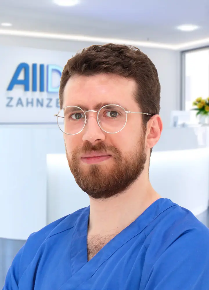 Portrait zahnmedizinische Prophylaxeassistenz Mostafa Khamis (AllDent München Hbf.)
