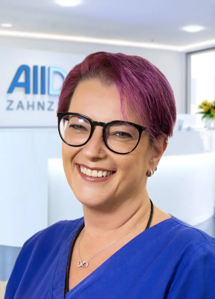 Portrait zahnmedizinische Prophylaxeassistenz Elvisa (AllDent München Ost)
