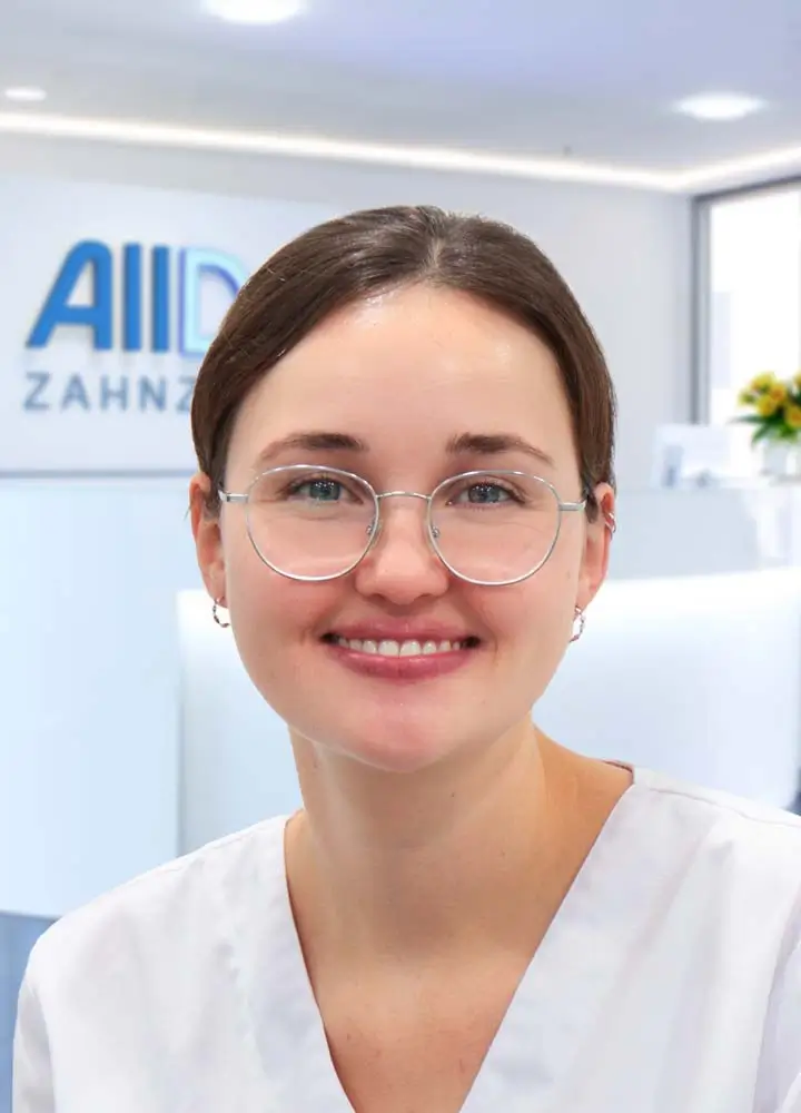 Portrait Zahn&auml;rztin Pauline Gierke (AllDent M&uuml;nchen Hauptbahnhof)
