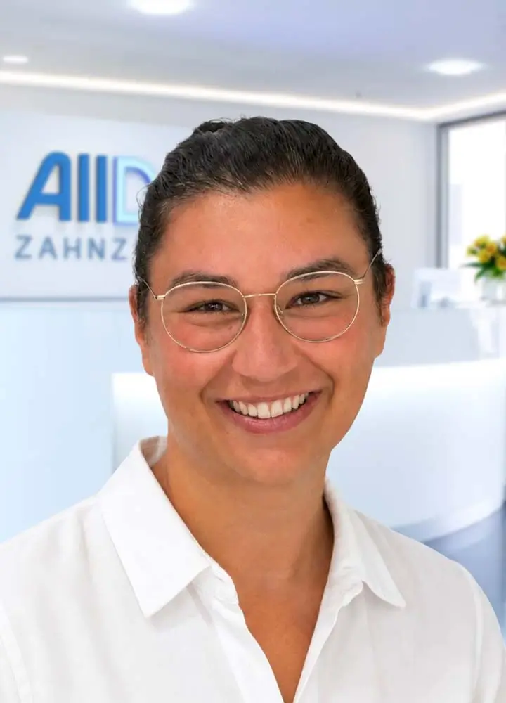 Portrait Zahn&auml;rztin Merve G&uuml;ltekin (AllDent M&uuml;nchen Hauptbahnhof)
