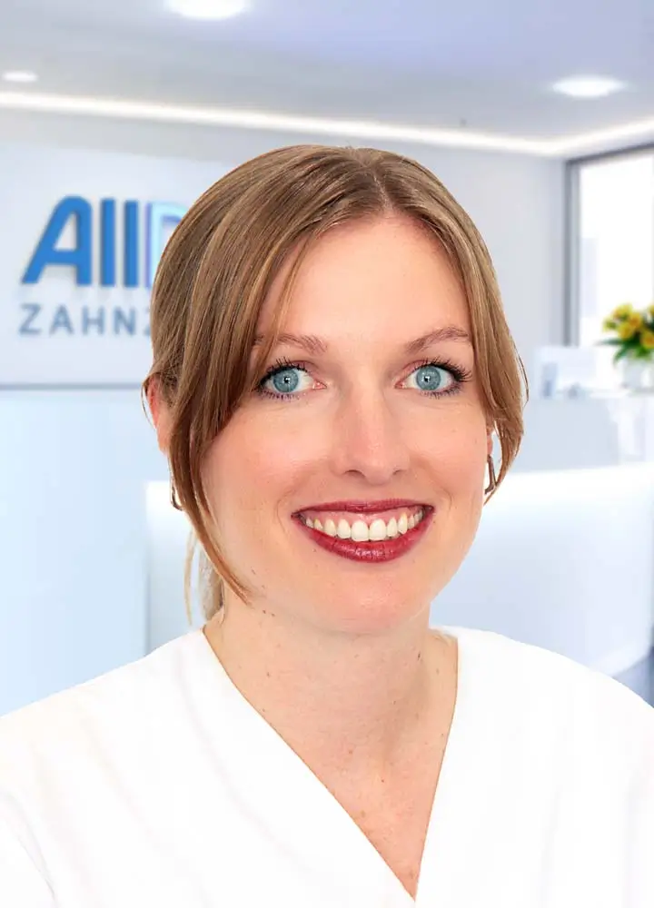 Portrait Zahn&auml;rztin Michaela Kopecka (AllDent M&uuml;nchen Hauptbahnhof)