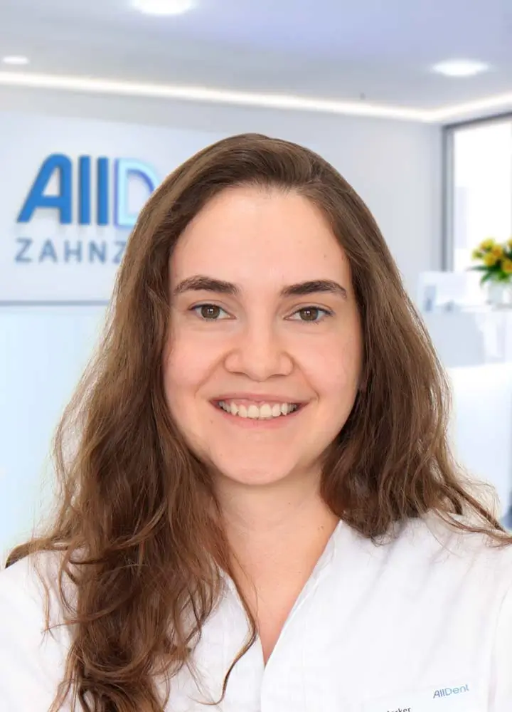 Portrait Zahn&auml;rztin Pauline Merker (AllDent M&uuml;nchen Hauptbahnhof)