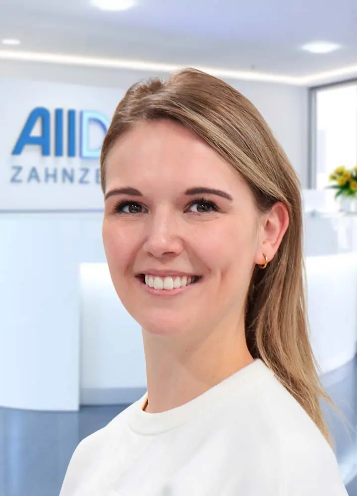 Portrait Zahn&auml;rztin Julia Neumayr (AllDent M&uuml;nchen Hauptbahnhof)