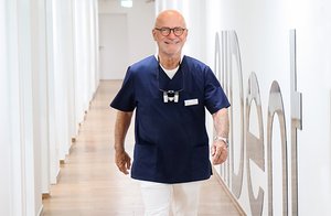 Dr. Bolz geht durch AllDent Flur