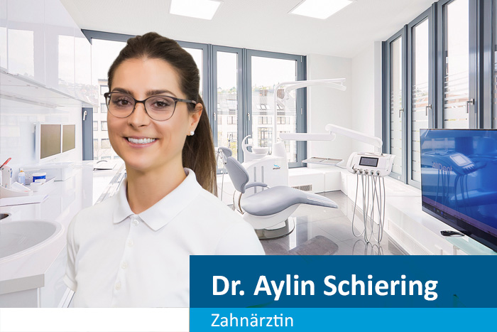 Zahnärztin in Behandlungszimmer lächelt in Kamera
