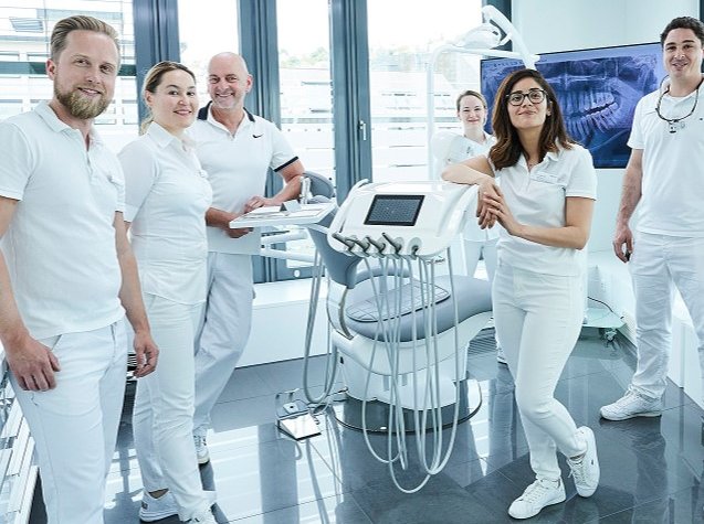Ärztegruppe in Behandlungszimmer