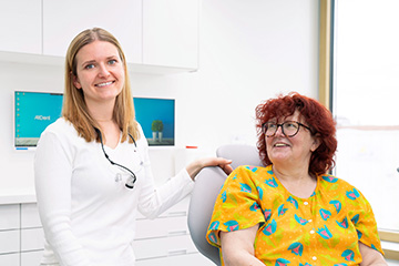 Erstberatung Behandlungsraum Zahn&auml;rztin und Patientin AllDent Zahnzentrum Hamburg