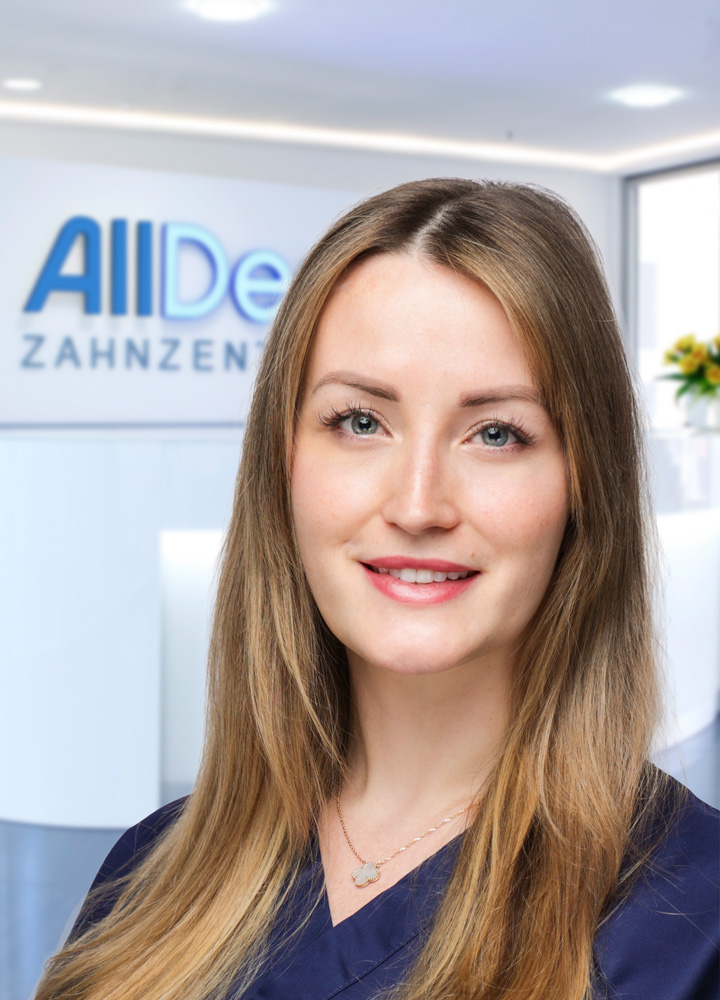 Portrait Oralchirurgin Josephine Fetzner (AllDent Berlin)