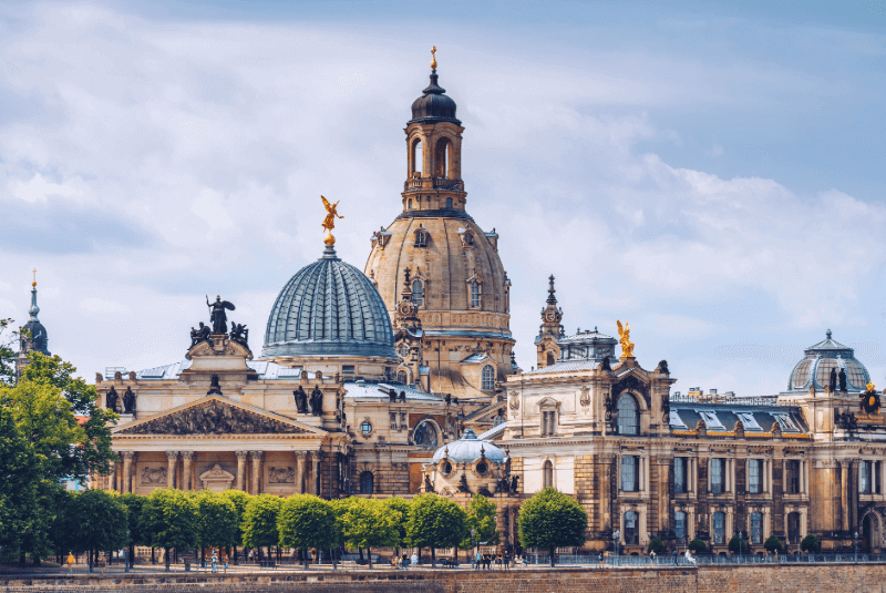 Frontalansicht historische Gebäude in Dresden