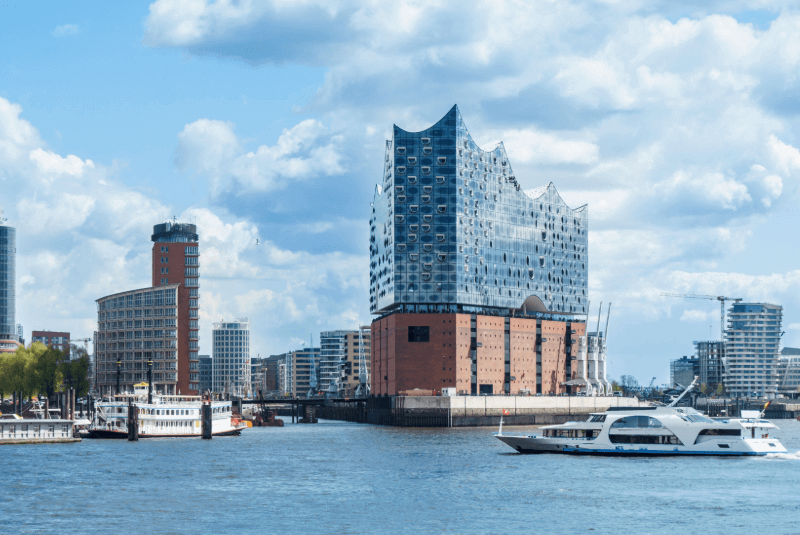 Blick auf die Elbphilharmonie vom Wasser aus