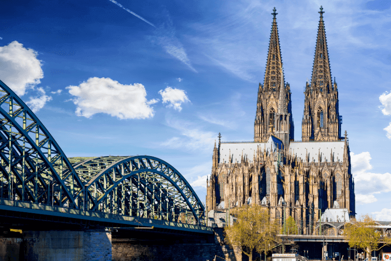 Blick auf Kölner Dom und Brücke